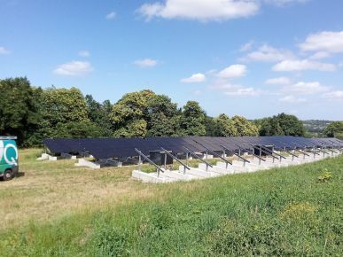 Centrale solaire dans un champ